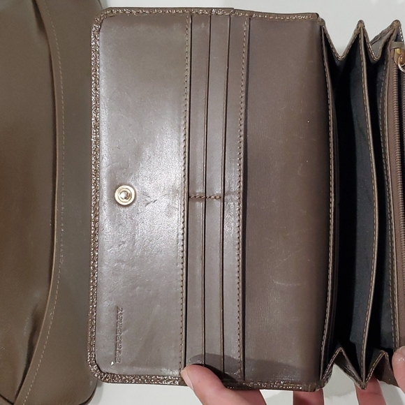 Authentic Burberry tote and wallet - Picture 4 of 11